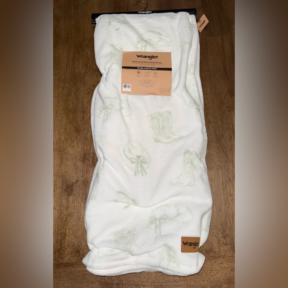 Wrangler Other - NEW WRANGLER OVERSIZED ULTRA PLUSH THROW 60x70 WHITE PALE SAGE GREEN HATS BOOTS
